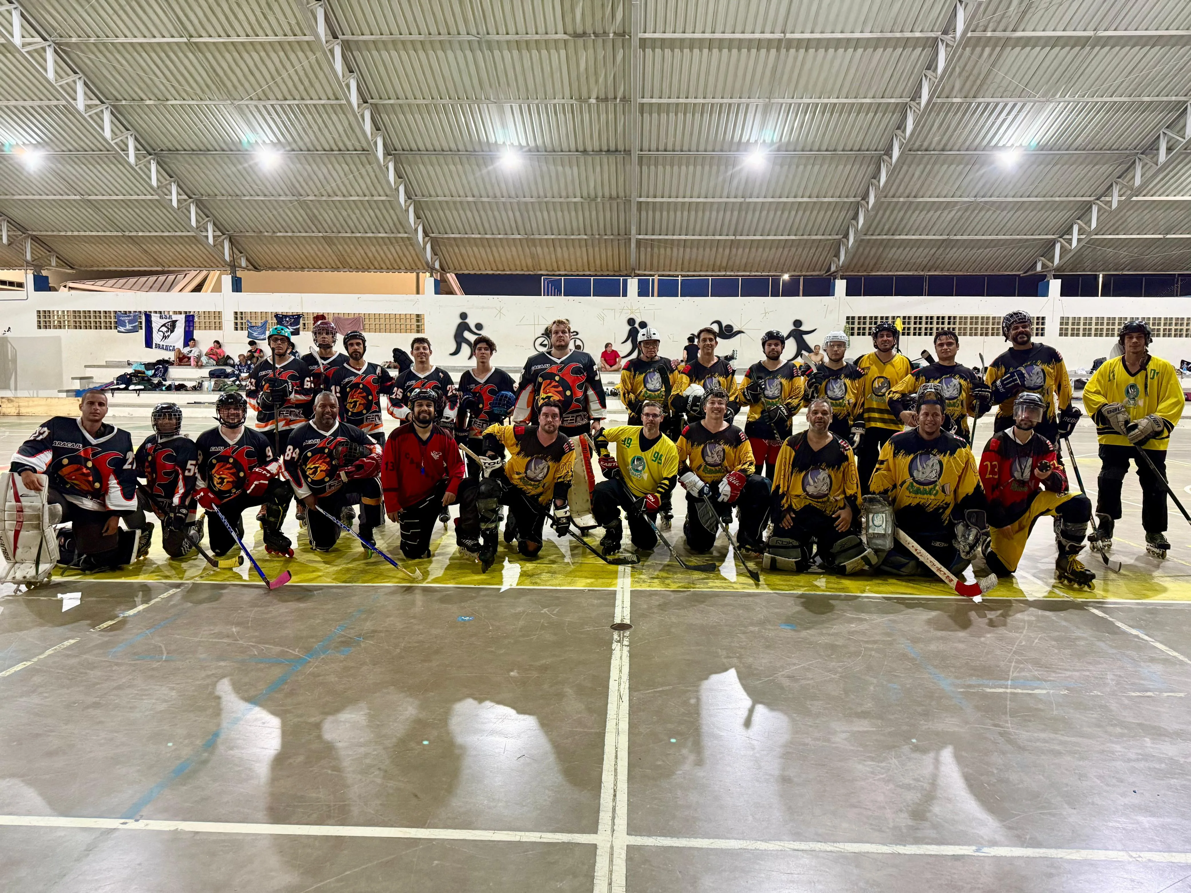 Equipe Rhinnos reunida em competição de hockey inline