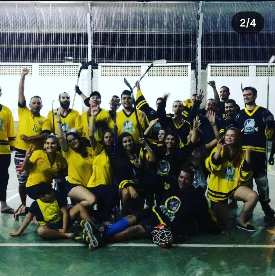 Treino coletivo de hockey inline